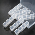 Boîte de rangement plastique transparent avec couvercles ouverts
