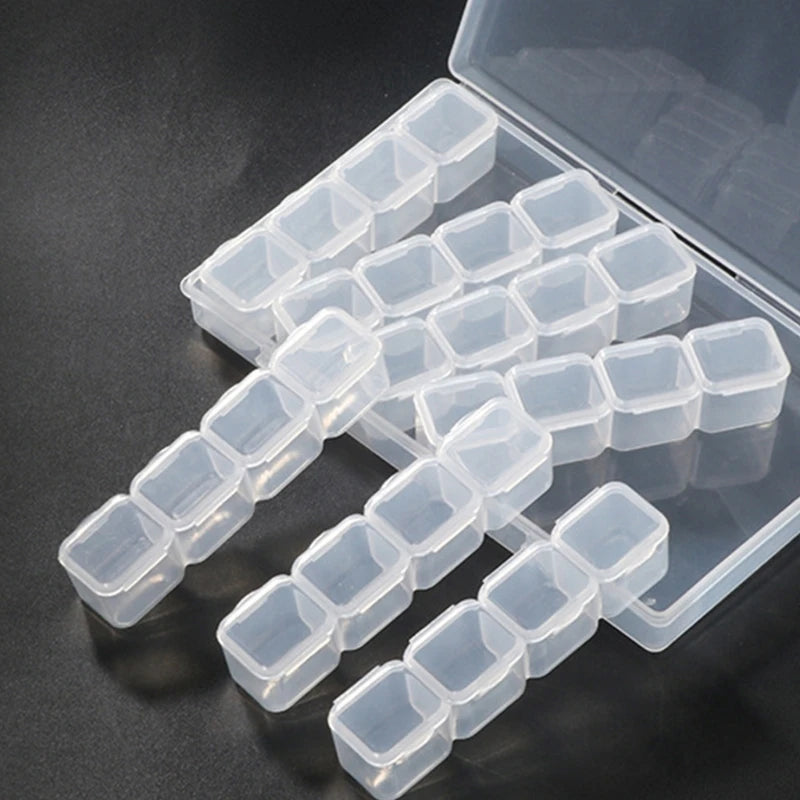 Boîte de rangement plastique transparent avec couvercles ouverts