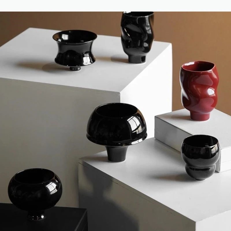 tasses modernes noir rouge texture ondulée brillante fonction table