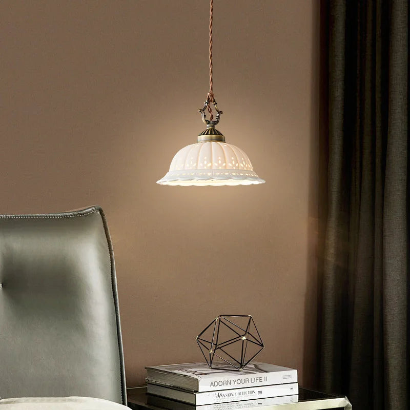 lampe suspendue classique blanc doré perforée ajourée contemporaine vintage chaîne câble électrique