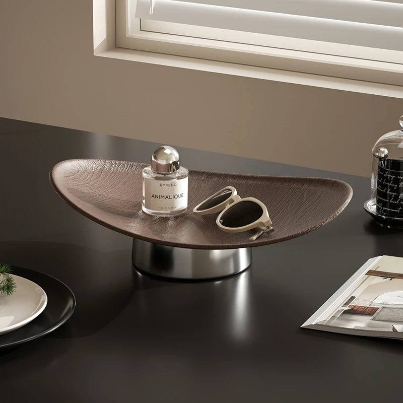 support plat moderne texture cuir couleur marron foncé base métallique élément décoration servir fruits