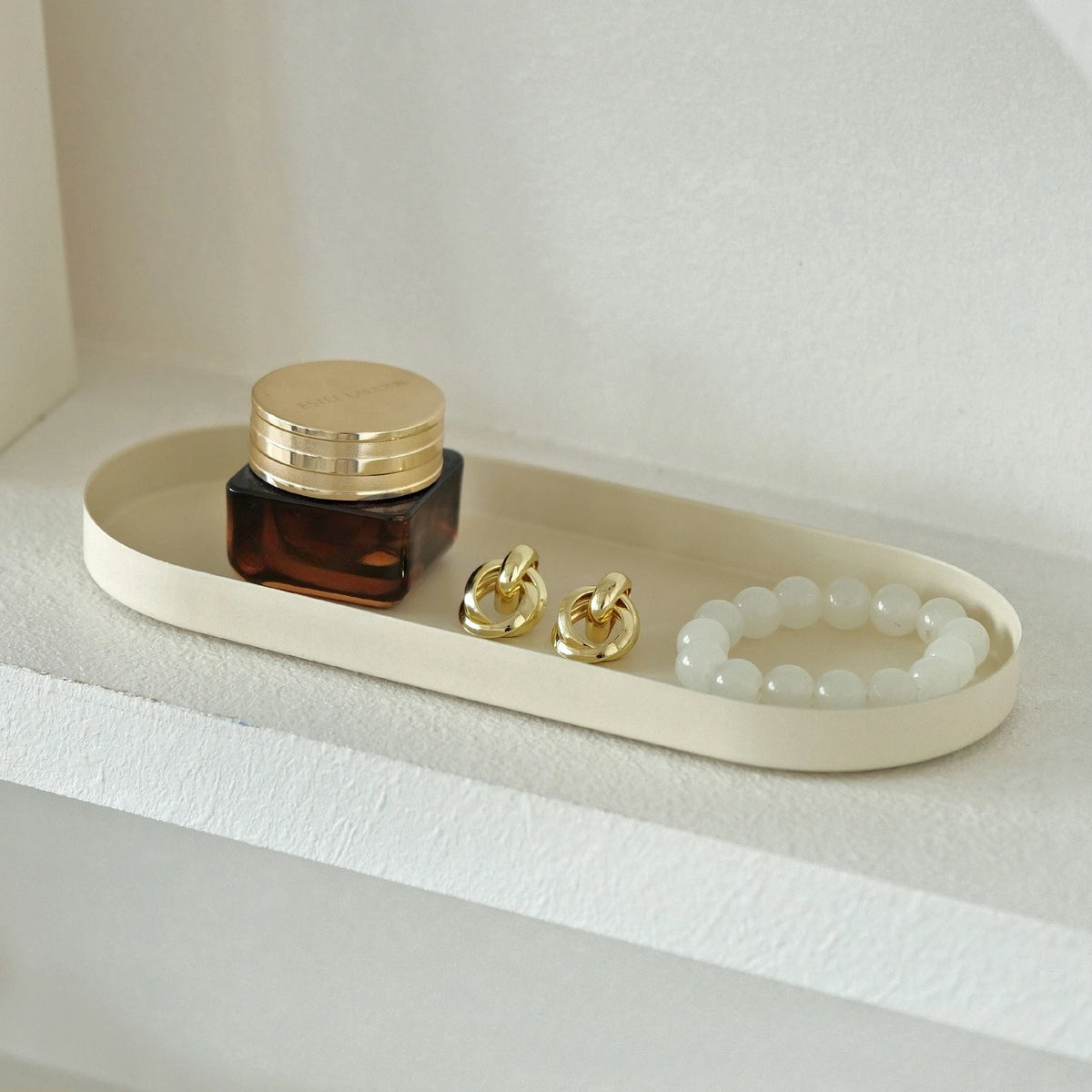 plateau ovale moderne noir mat bijoux parfum flacon lotion bougie calendrier decoration