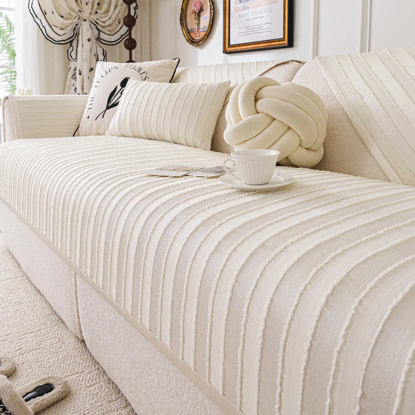 Un lit douillet et confortable avec des oreillers moelleux, un plaid texturé et des touches déco élégantes, offrant une atmosphère apaisante et cocooning.