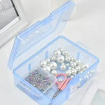 Boîte de rangement plastique transparente sur étagère de décoration