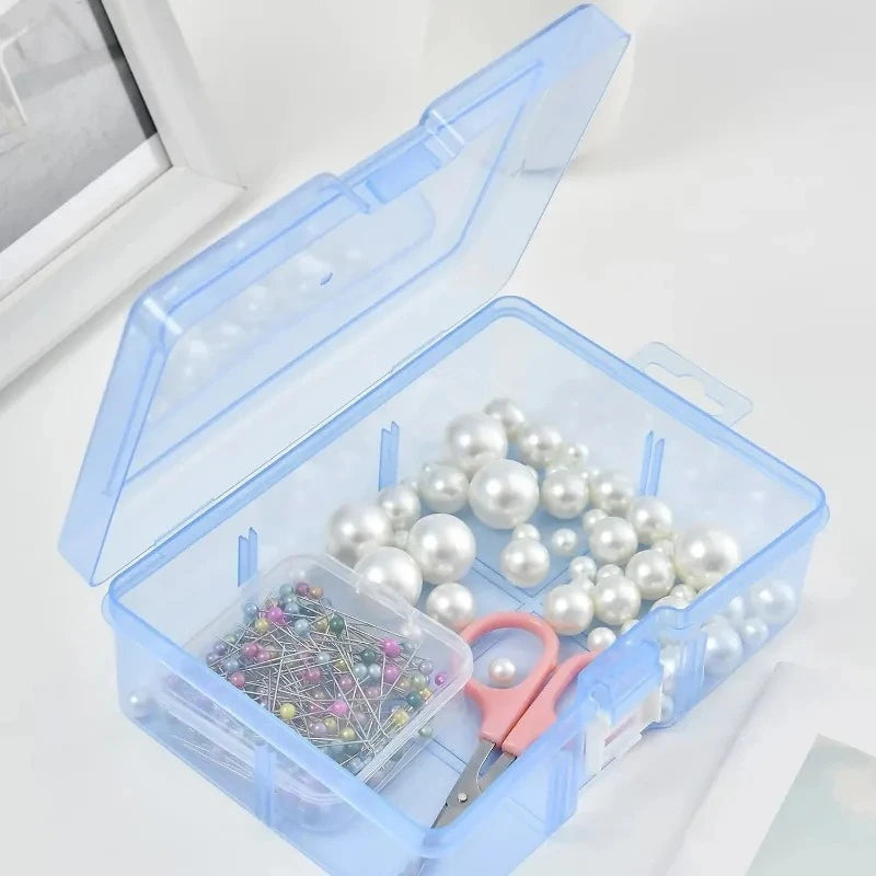 Boîte de rangement plastique transparente sur étagère de décoration