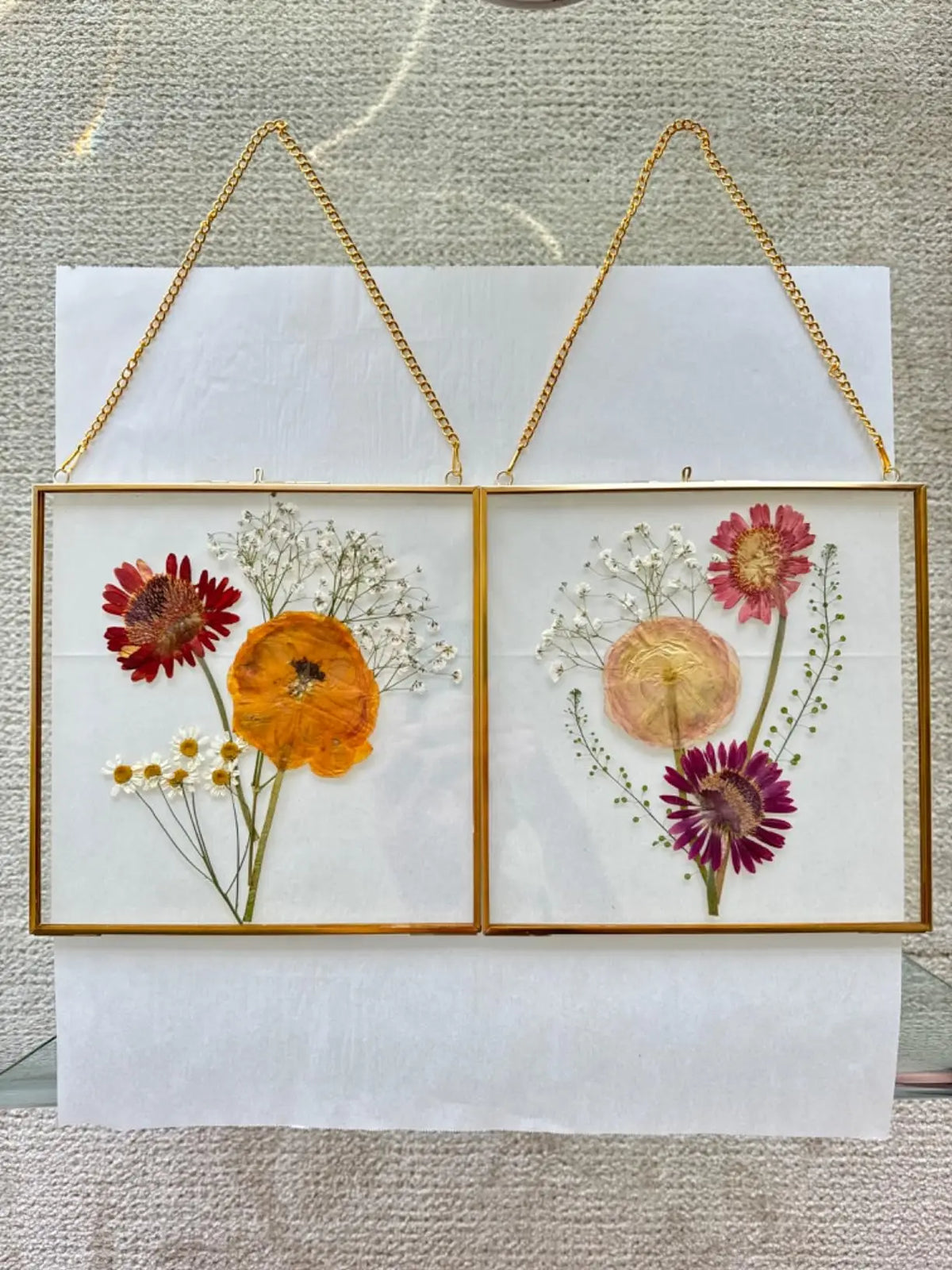 cadres photo suspendus fleurs séchées or bohème artistique décoration illustrées tasses chiens ballerines