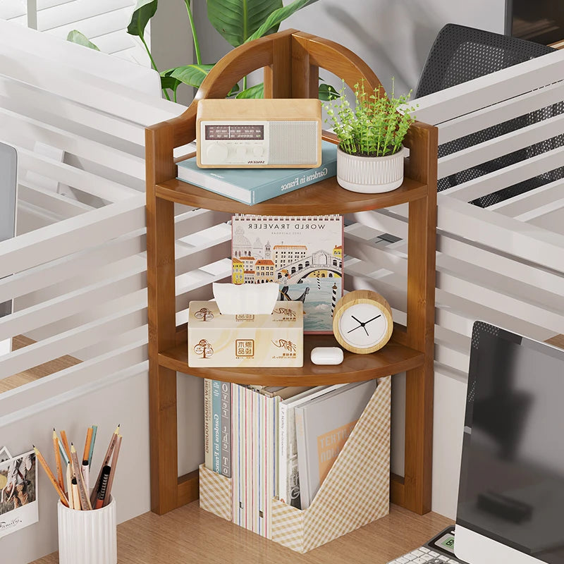 étagère angle moderne trois niveaux chêne clair lisse rangement livres lampe horloge plante