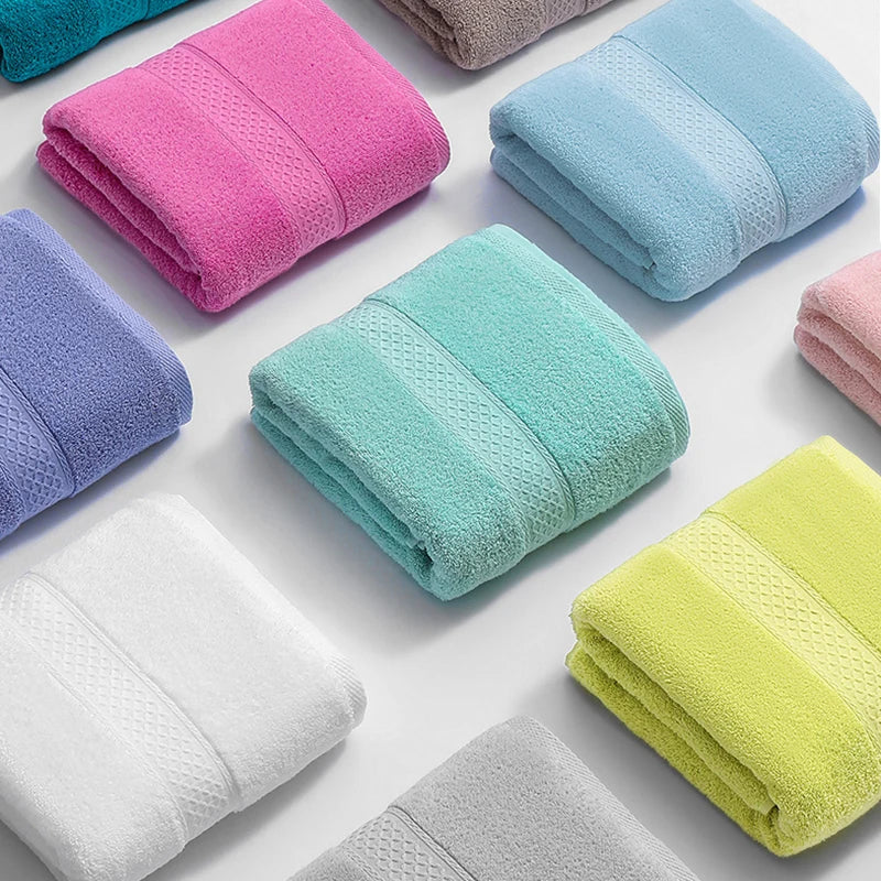 Détail du tissu éponge en coton peigné de la serviette de bain montrant son épaisseur