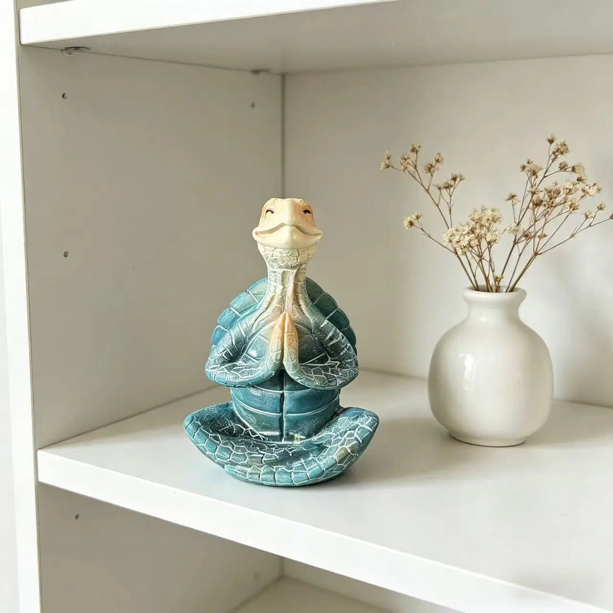 statue tortue méditation résine bleu turquoise aspect craquelé motifs géométriques zen spirituel