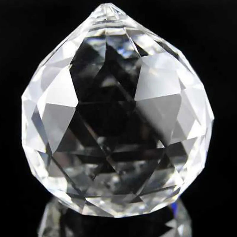 boule cristal transparente facettes géométriques moderne élégante anneau métallique suspension décoration intérieure très transparente
