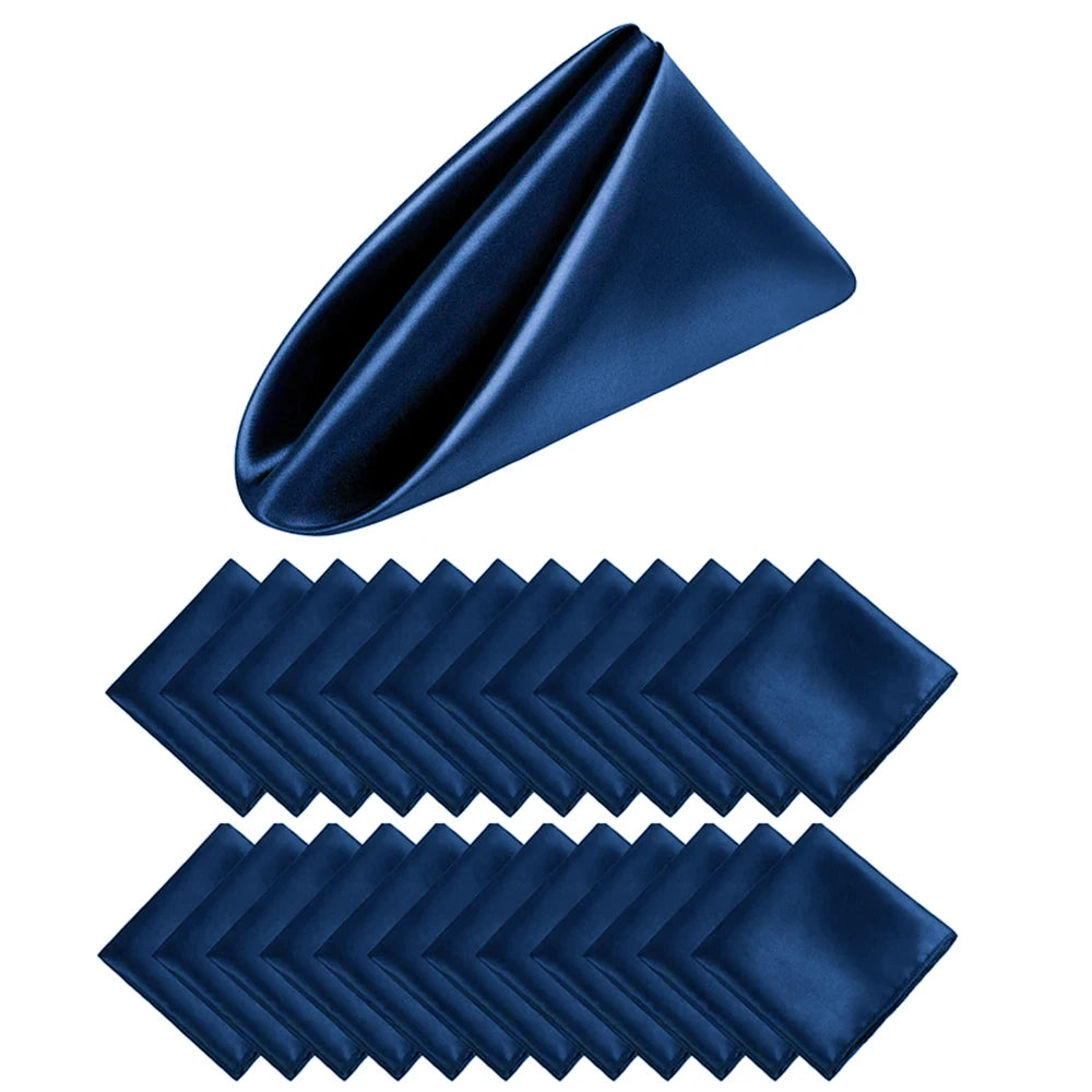 Serviettes de table bleu marine élégantes et sophistiquées, parfaites pour décorer une table lors d'un dîner formel.