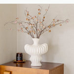 vase moderne céramique blanc noir rouge ondulé fleurs décoration intérieur salon