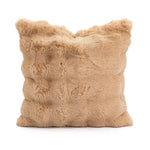 Coussin en fourrure douce et moelleuse de couleur beige clair.