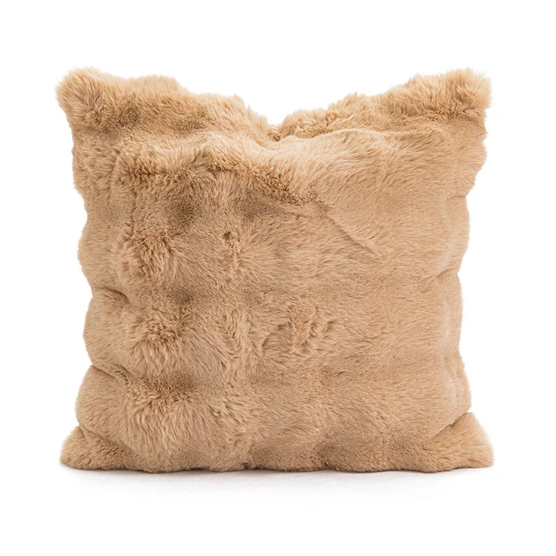 Coussin en fourrure douce et moelleuse de couleur beige clair.