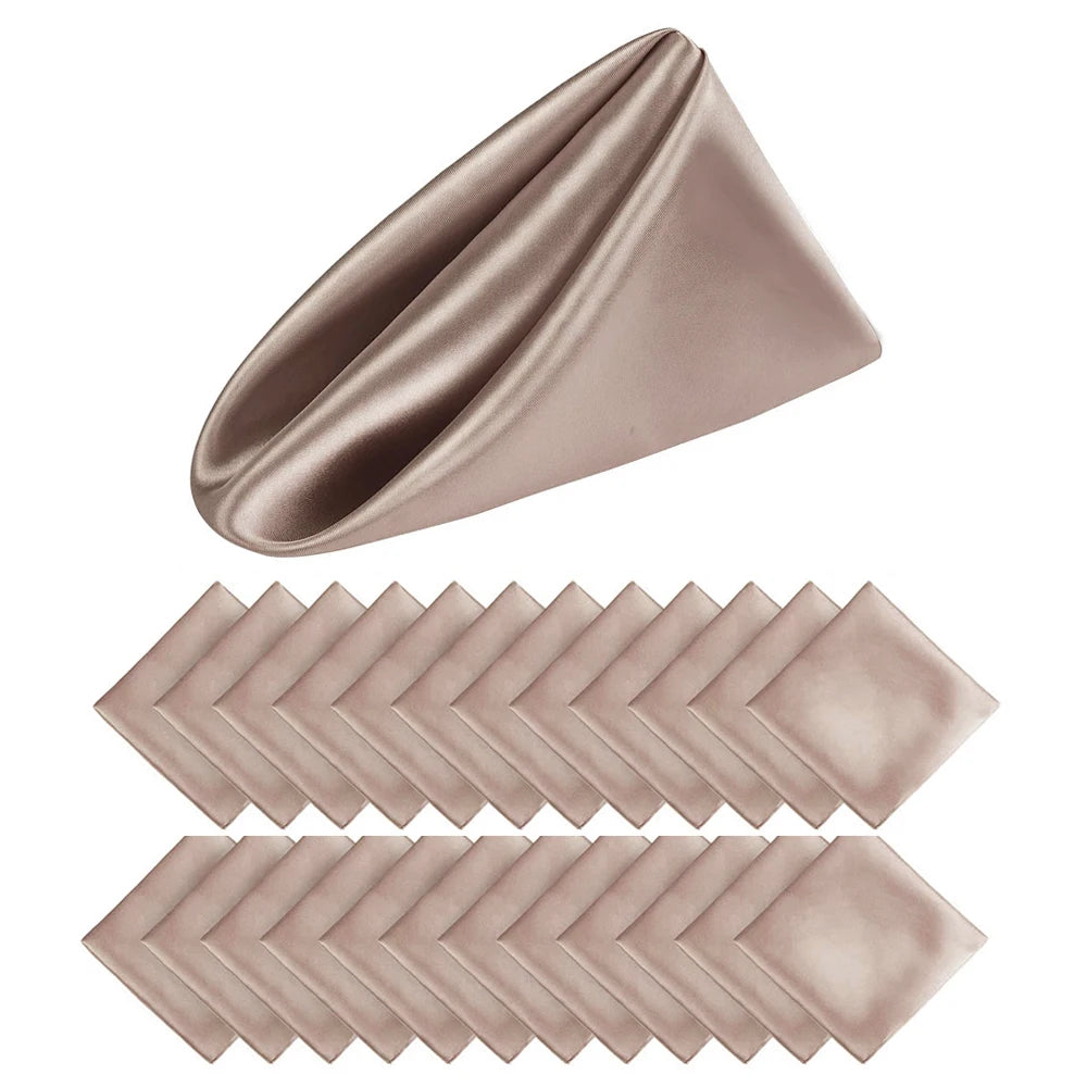 Ensemble de serviettes de table carrées en satin beige élégant.