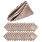 Ensemble de serviettes de table carrées en satin beige élégant.