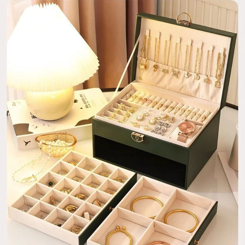 boîte bijoux cuir vert foncé blanc rose pâle motifs géométriques classique chic poignées dorées