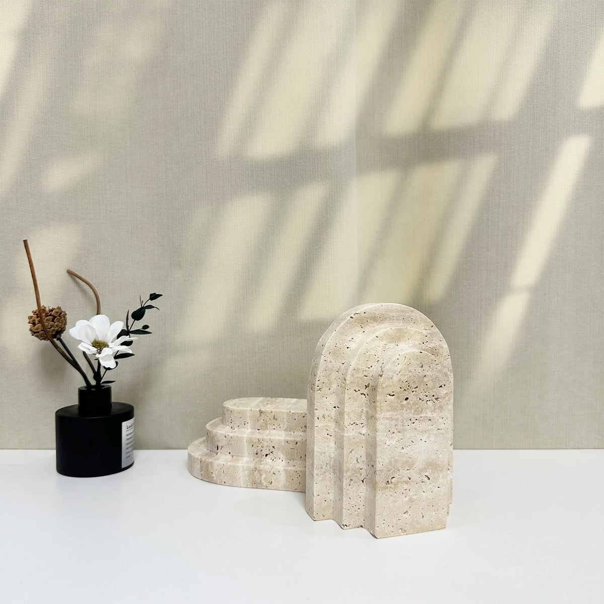 support livres pierre naturelle moderne beige clair taches noires salon décoration