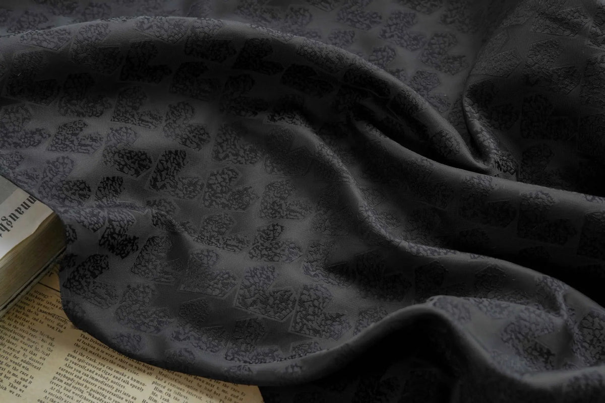 tissu gris foncé motif cœurs imprimés classique protection uv largeur 153cm opacity non visible