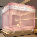 Un grand lit à baldaquin rose orné de rideaux en dentelle blanche, créant une ambiance romantique et féminine.