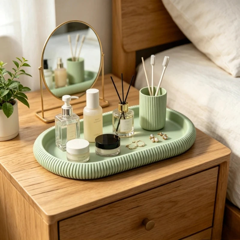 plateau ovale vert pastel rayures fines moderne flacons cosmétiques pot pinceaux bougie diffuseur huiles