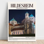 L'image présente une vue nocturne de la cathédrale de Hildesheim, une ville allemande de Basse-Saxe connue pour son architecture médiévale et son importance universitaire.