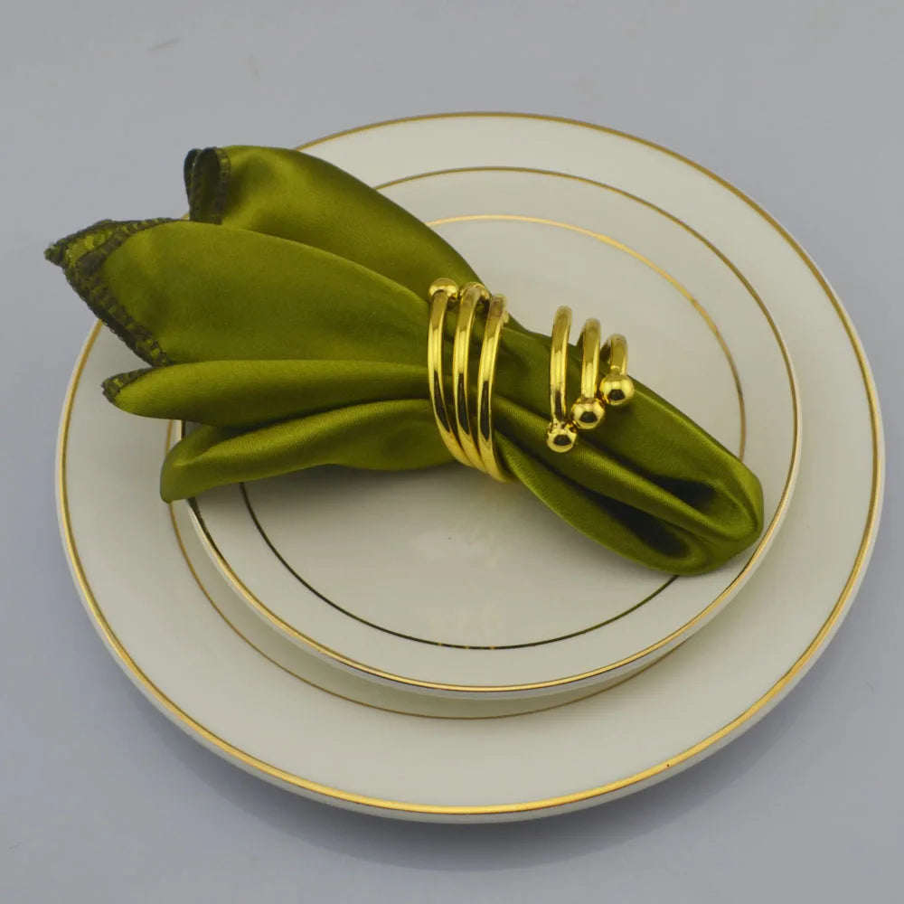 serviette table satin anneau doré mariage décoration table repas classique