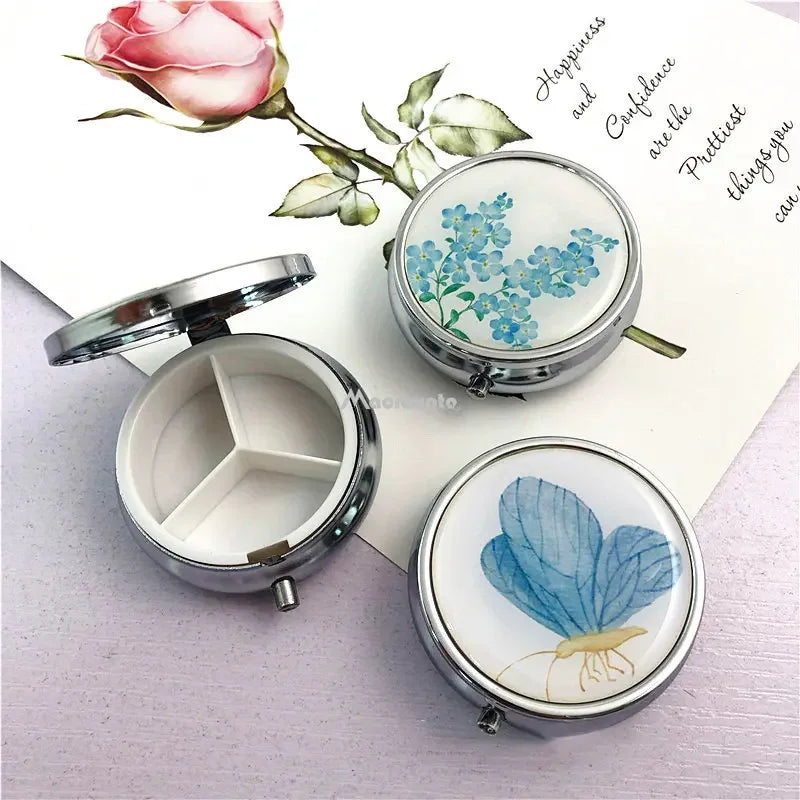 boîte pilules argentée fleurs papillons bouton pression classique organisation médicaments portable unisexe adultes