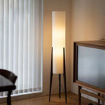 lampe sol moderne abat jour tissé pieds bois blanc ampoules led blanc bois foncé