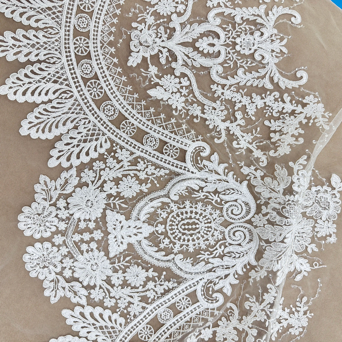 dentelle blanche floral complexe tissu acrylique baroque élégante mariage translucide brodée cérémonie.ACCESSIBLE VERSION:
