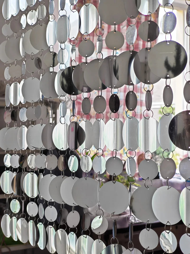 rideau décoratif pvc argenté paillettes rondes mariage anniversaire noël moderne élégant gris blanc rouge