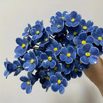 décoration intérieure moderne bouquet fleurs artificielles bleu vert blanc centre jaune occasion fête mariage