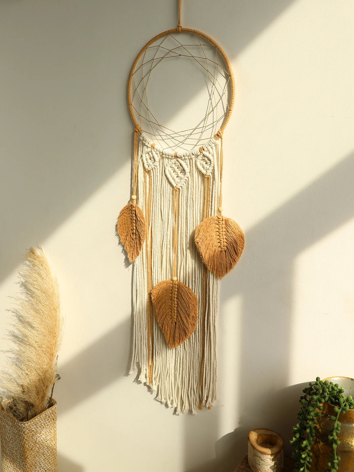 attrape rêves boho macramé feuilles plumes beige marron clair artisanal crochet métallique franges chambre