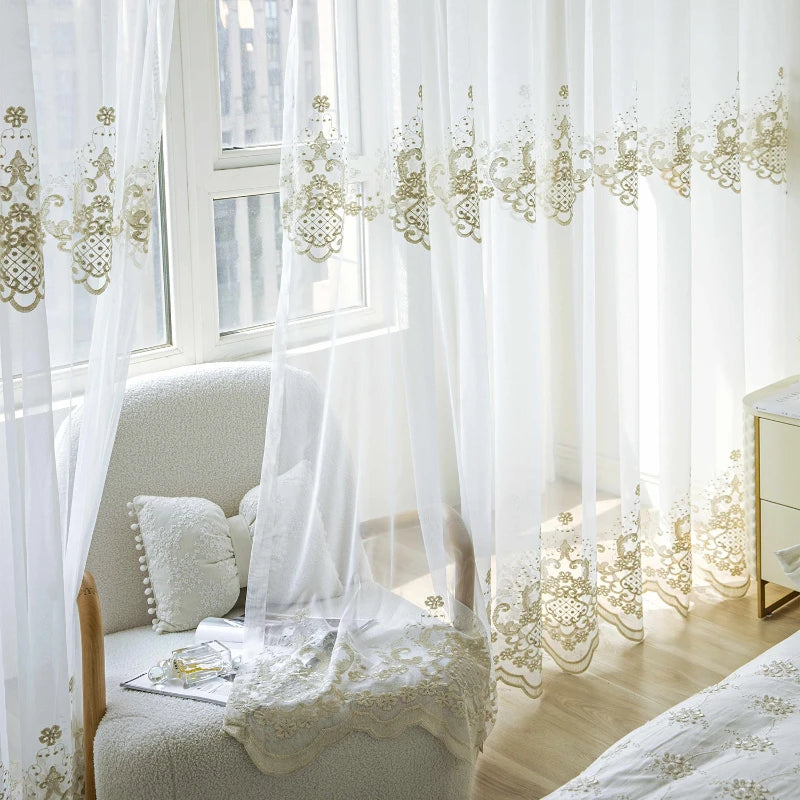 rideaux blancs brodés tulle transparents ornements floraux classiques maison hospitalière