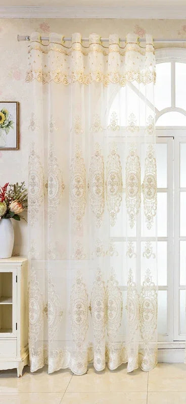 rideau beige clair broderie florale dentelle tulle classique fenêtre salon chambre maison luxe