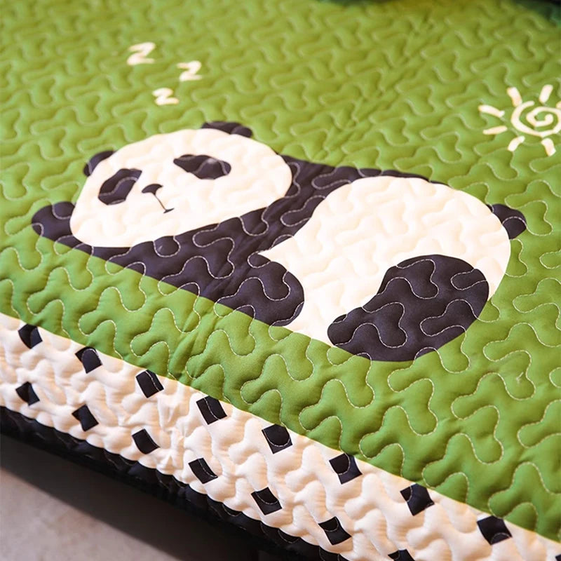 Un gâteau décoratif illustrant deux pandas endormis sur un paysage vert foncé avec motifs abstraits.