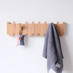 Porte-manteau mural en bois massif perforé rouge dans une chambre décorative