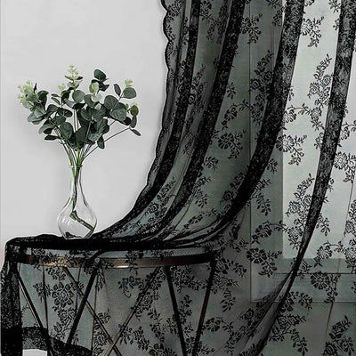 Rideau transparent en dentelle florale noire sur fenêtre de salon
