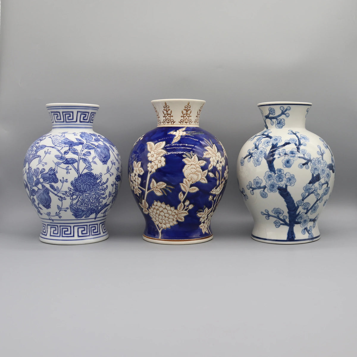Cette image met en scène trois vases en céramique de style oriental, décorés de motifs floraux et géométriques bleus et blancs, illustrant la beauté et la finesse de l'artisanat traditionnel.