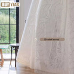 Rideau blanc français avec relief 3D romantique dans une chambre à coucher élégante