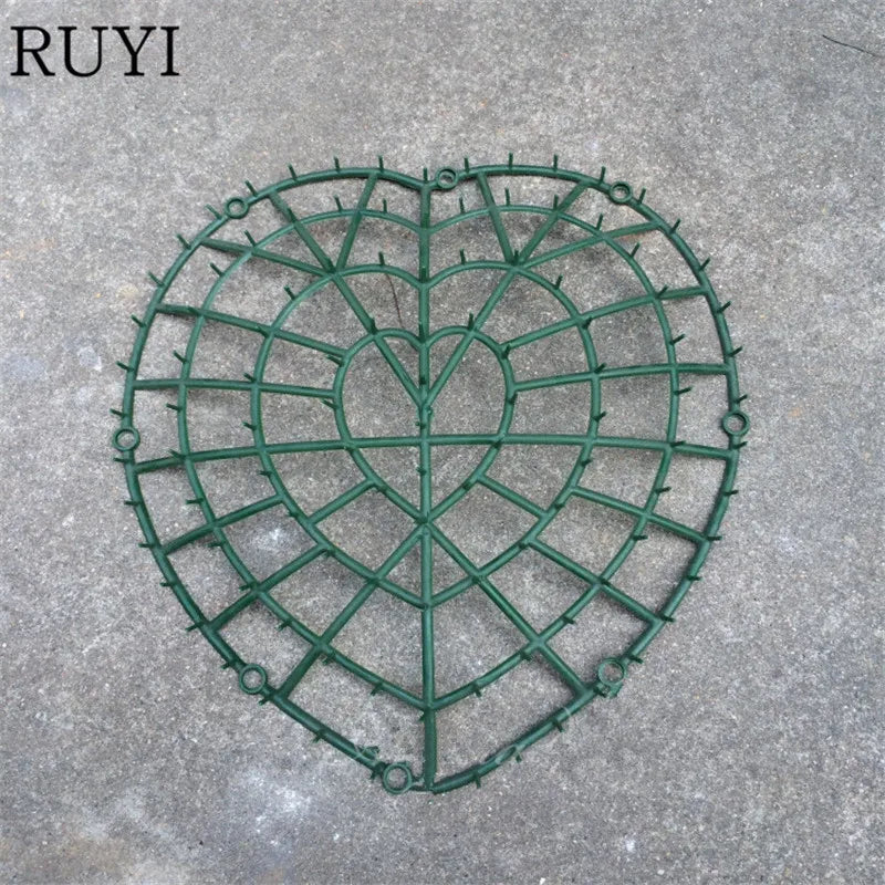 coeur métal vert grille géométrique moderne décoration intérieure festive arrangement floral transparent opaqué