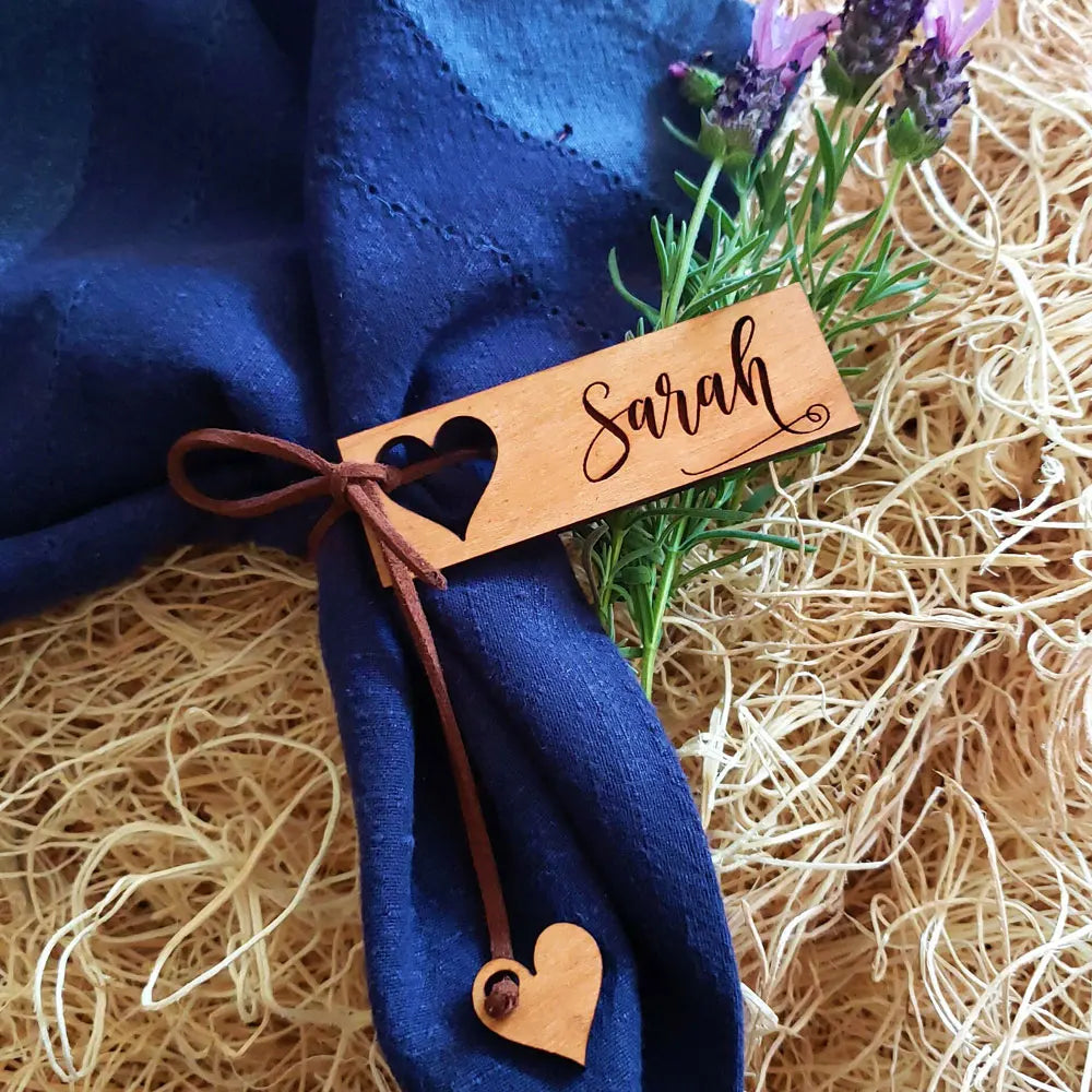 rond serviette bois personnalisé ruban bleu marine étiquette cœur gravé mariage