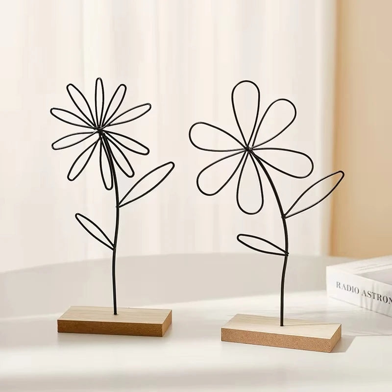 décoration intérieure sculpture métal fleur stylisée minimaliste noir base bois salon entrée