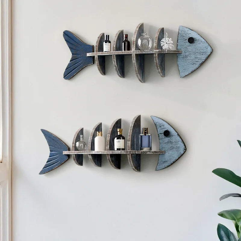 étagère murale poisson bois bleu gris vertèbres décorative plantes artificielles bouteilles parfum lanterne photo