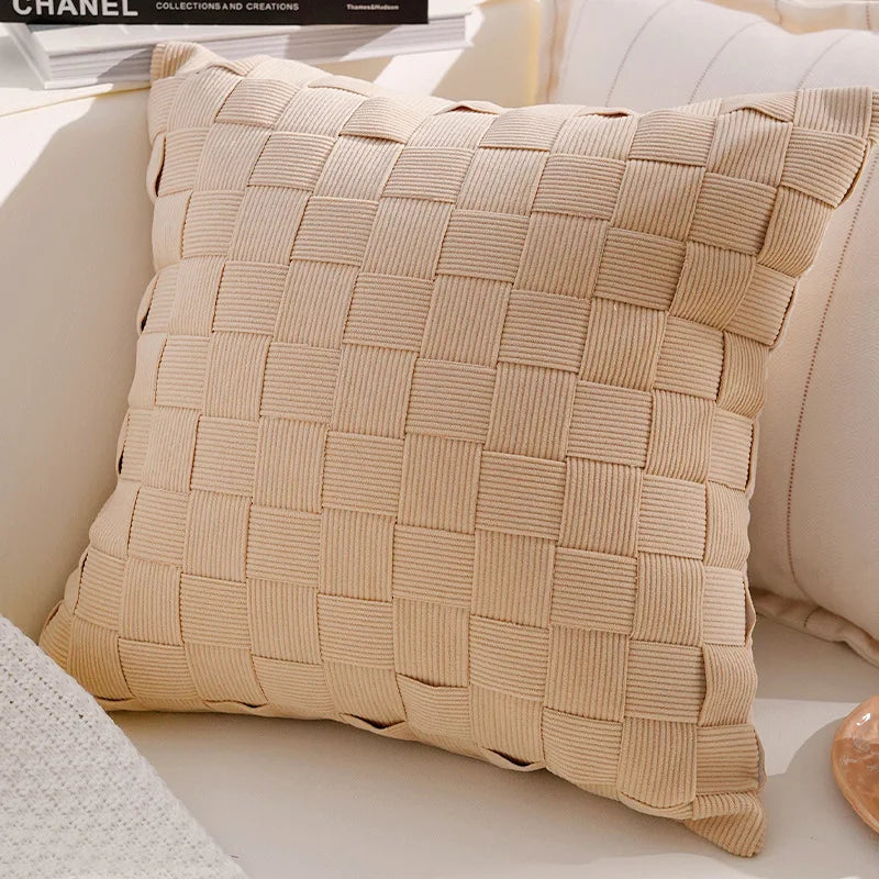 housse coussin décoration moderne motif géométrique brodé noir blanc pompons maison luxe