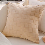 housse coussin décoration moderne motif géométrique brodé noir blanc pompons maison luxe