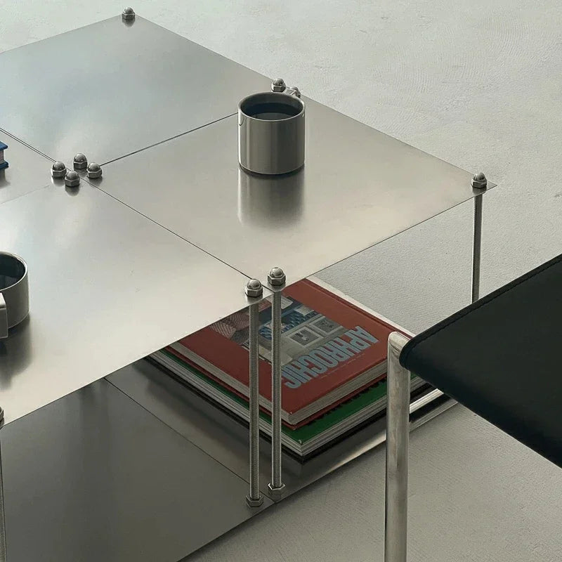 table d'appoint moderne gris métallisé lisse brillante tasse livre vis