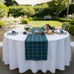 chemin table tartan blanc vert bleu decoration table champetre chic motifs ecossais assiettes blanches