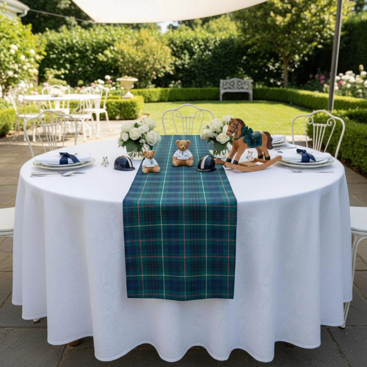 chemin table tartan blanc vert bleu decoration table champetre chic motifs ecossais assiettes blanches