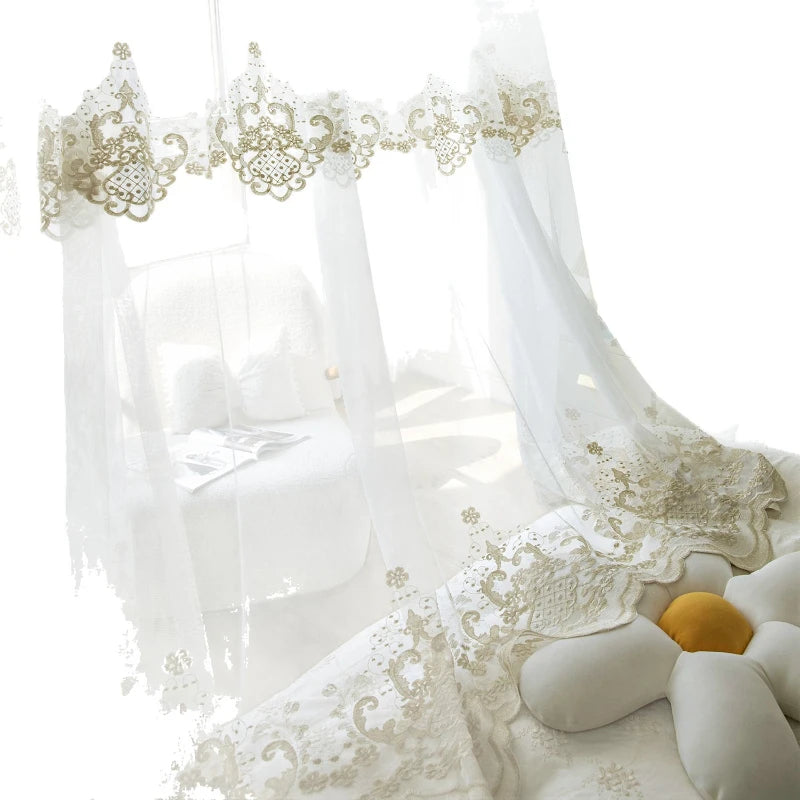 rideaux blancs brodés tulle transparents ornements floraux classiques maison hospitalière